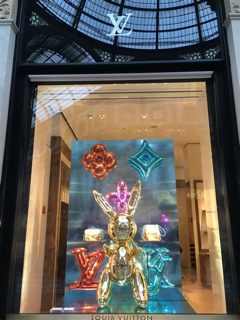 designer vitrine louis vuitton